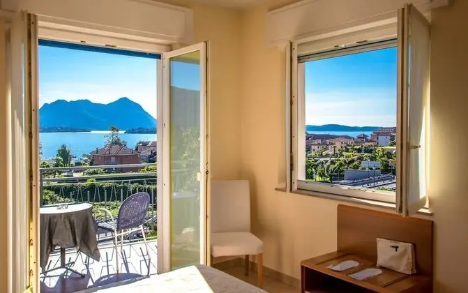 Tek Büyük veya İki Ayrı Yataklı Oda, Göl Manzaralı