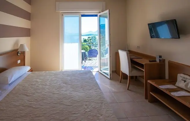 Tek Büyük veya İki Ayrı Yataklı Oda, Göl Manzaralı