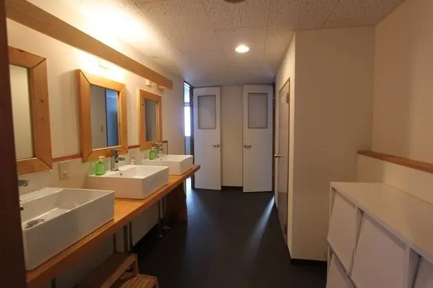 Dört Kişilik Oda, Ortak Banyo