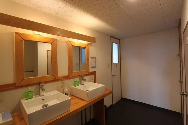 Dört Kişilik Oda, Ortak Banyo