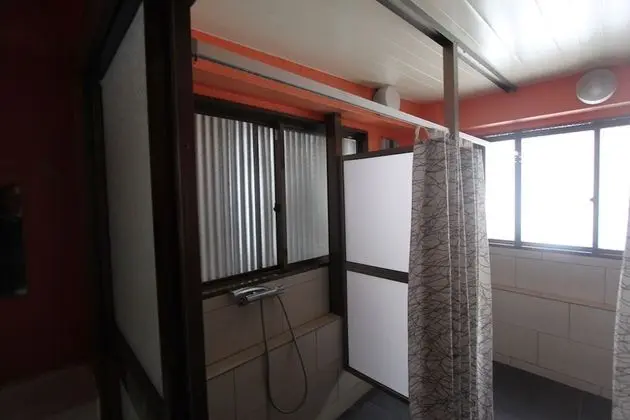Dört Kişilik Oda, Ortak Banyo