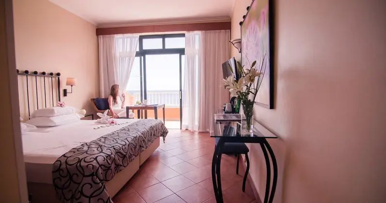 1 Çift Kişilik Veya 2 Tek Kişilik Yatak Sea View