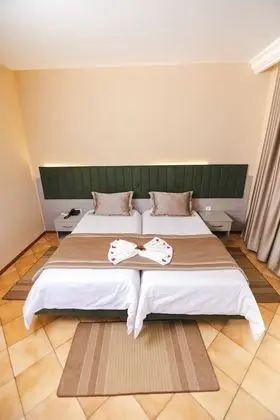 Tek Büyük veya İki Ayrı Yataklı Oda, Bahçe Manzaralı