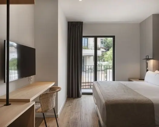 Tek Büyük veya İki Ayrı Yataklı Oda, Balkon, Bahçe Manzaralı