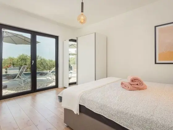 Ev