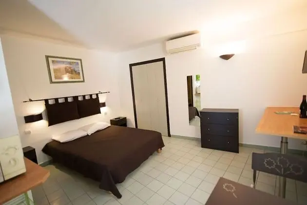 F Studio (1 double bed)