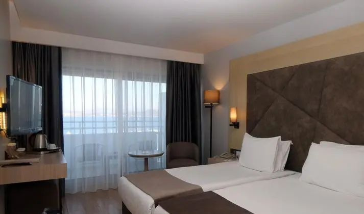 https://images.etstur.com/files/images/hotelImages/TR/51186/l/Altin-Yunus-Resort---Thermal-Hotel-Oda-363113.jpg
