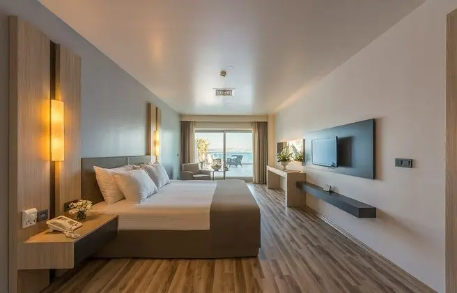 https://imagessl.etstur.com/files/images/hotelImages/TR/51186/l/Altin-Yunus-Resort---Thermal-Hotel-Oda-147510.jpg