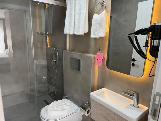https://images.odamax.com/img/1024x768/odamax/image/upload/Alt_nay_Suit_Hotel_202605121728430_IMG_2120.JPG