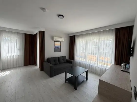 https://images.odamax.com/img/1024x768/odamax/image/upload/Alt_nay_Suit_Hotel_202605121743446_IMG_1970.JPG