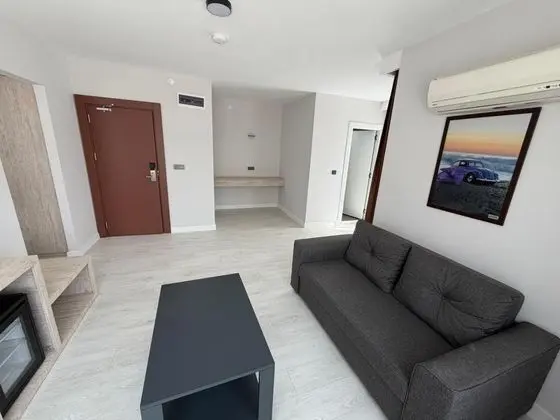 https://images.odamax.com/img/1024x768/odamax/image/upload/Alt_nay_Suit_Hotel_202605121743456_IMG_1971.JPG