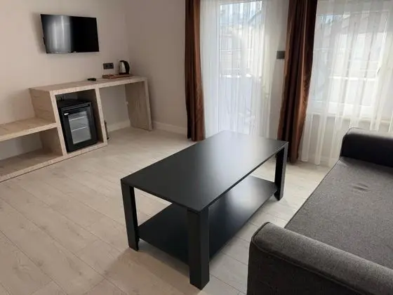 https://images.odamax.com/img/1024x768/odamax/image/upload/Alt_nay_Suit_Hotel_202605121758318_IMG_2103.JPG