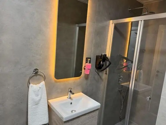 https://images.odamax.com/img/1024x768/odamax/image/upload/Alt_nay_Suit_Hotel_202605121758347_IMG_2107.JPG