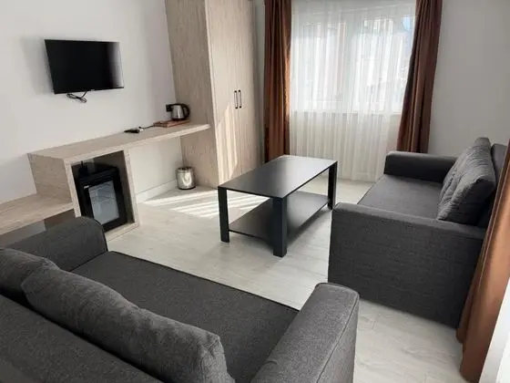 https://images.odamax.com/img/1024x768/odamax/image/upload/Alt_nay_Suit_Hotel_202605121808231_IMG_2055.JPG