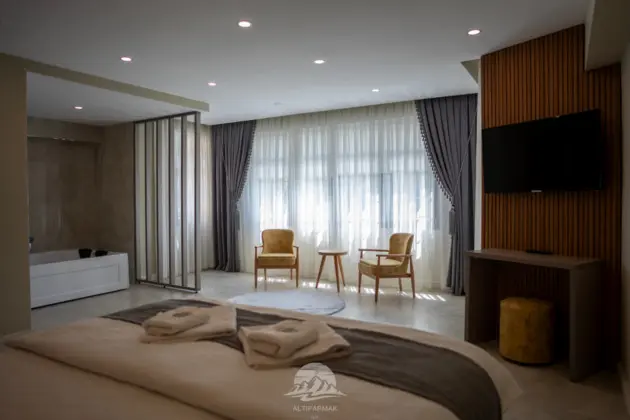 Jakuzili Deluxe Suite Oda