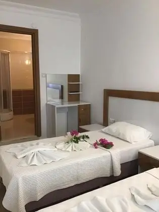 Triple, Kara veya Havuz Manzaralı
