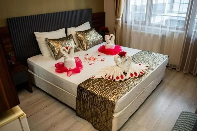 https://images.odamax.com/img/1024x768/odamax/image/upload/Altuncu_Premium_Thermal_Hotel_202511051634030_Altuncu_Premium_Termal_Standart_Oda_2_.jpg