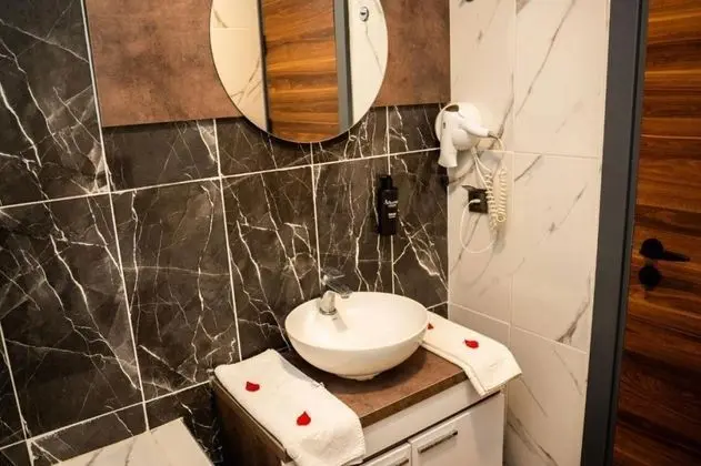 https://images.odamax.com/img/1024x768/odamax/image/upload/Altuncu_Premium_Thermal_Hotel_202511051634031_Altuncu_Premium_Termal_Standart_Oda_6_.jpg