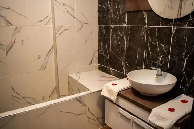 https://images.odamax.com/img/1024x768/odamax/image/upload/Altuncu_Premium_Thermal_Hotel_202511051634032_Altuncu_Premium_Termal_Standart_Oda_7_.jpg