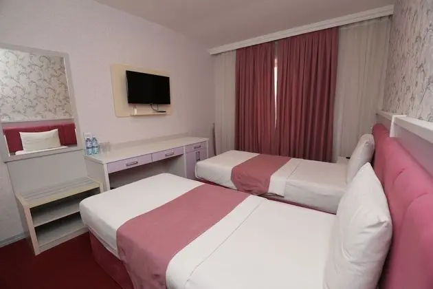 Tek Büyük veya İki Ayrı Yataklı Oda, Havuz Kullanımı, Şehir Manzaralı