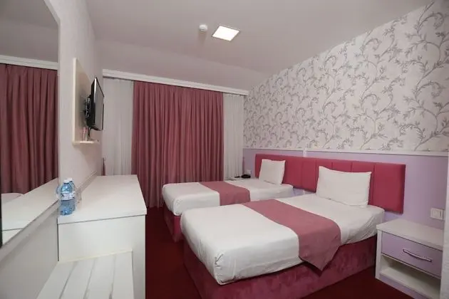 Tek Büyük veya İki Ayrı Yataklı Oda, Havuz Kullanımı, Şehir Manzaralı