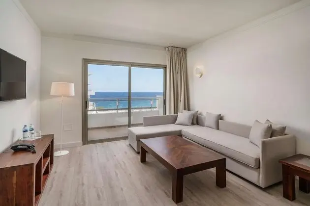 Suite Frontal Ocean View 3 Adults + 2 Children