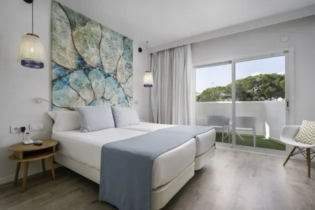 Tek Büyük Yataklı Oda, Balkon, Havuz Manzaralı (2 Adults)