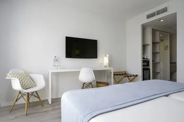 Tek Büyük Yataklı Oda, Balkon, Havuz Manzaralı (2 Adults)