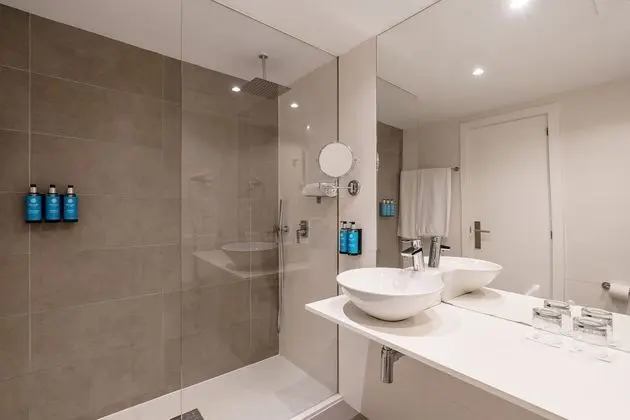 Tek Büyük Yataklı Oda, Balkon, Havuz Manzaralı (2 Adults)