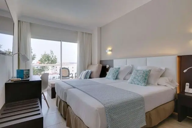 Tek Büyük Yataklı Oda, Havuz Manzaralı (1 adult)