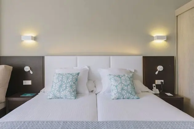 Tek Büyük Yataklı Oda, Havuz Manzaralı (2 adults + 2 children)