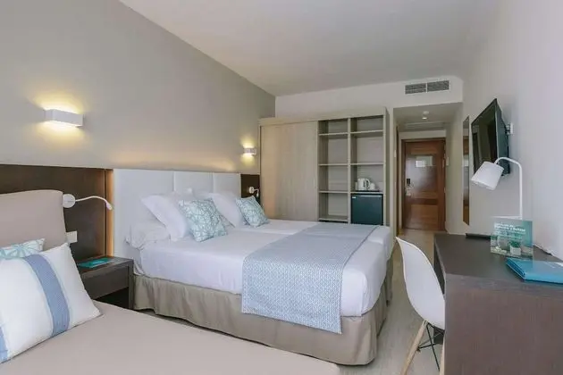 Tek Büyük Yataklı Oda, Havuz Manzaralı (2 adults + 2 children)
