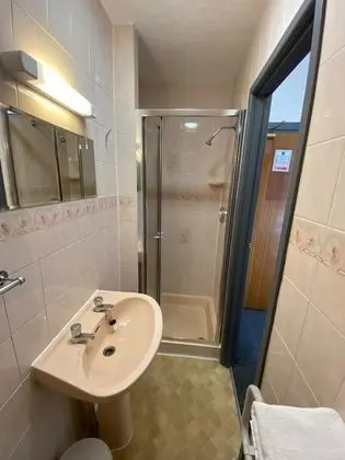 İki Ayrı Yataklı Oda, Banyolu/Duşlu