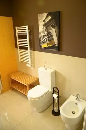 İki Ayrı Yataklı Oda, Ortak Banyo
