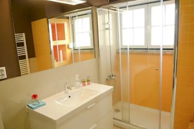 İki Ayrı Yataklı Oda, Ortak Banyo