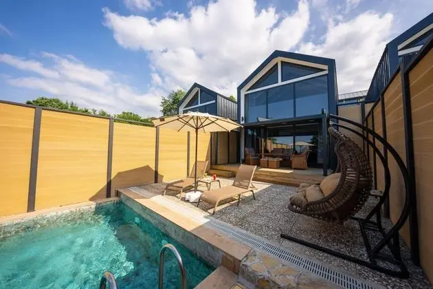 Suite - İki Yatak Odalı, Göl Manzaralı, Isıtmalı Özel Havuzlu