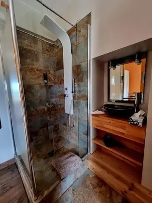 Comfort Tek Büyük Yataklı Oda, 1 Çift Kişilik Yatak, Özel Banyo, Bahçe Manzaralı (Syrah)