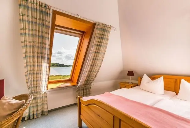 Üç Kişilik Oda, Göl Manzaralı