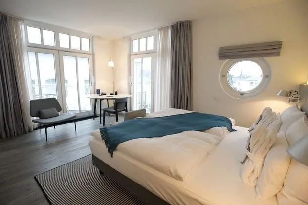 Tek Büyük Yataklı Oda, Kısmi Deniz Manzaralı, Köşe