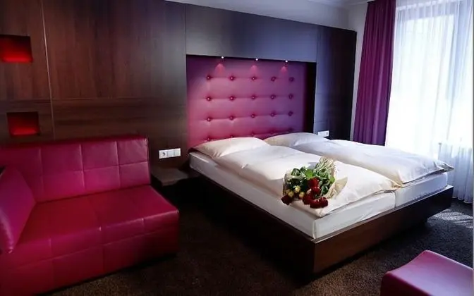 Tek Kişilik Oda, Sigara İçilmez, Avlu Manzaralı