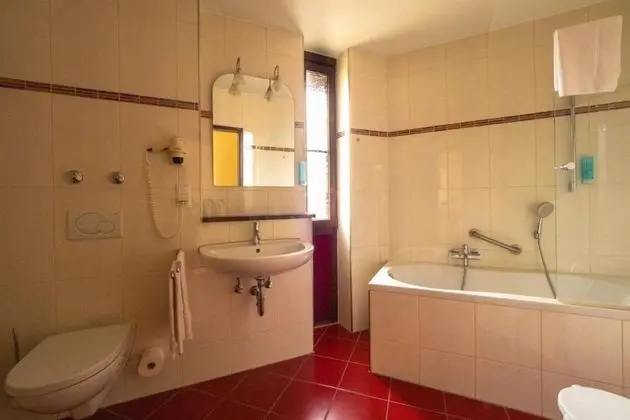 Tek Kişilik Oda, Sigara İçilmez, Avlu Manzaralı