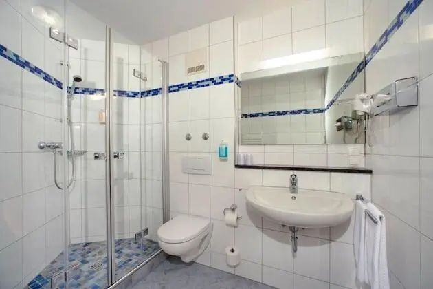 Tek Kişilik Oda, Sigara İçilmez, Avlu Manzaralı