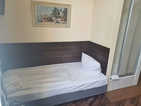 Tek Kişilik Oda, Ortak Banyo