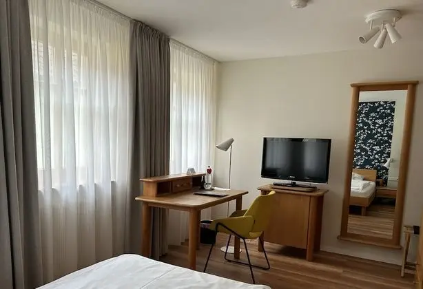 Tek Kişilik Oda, Ek Bina