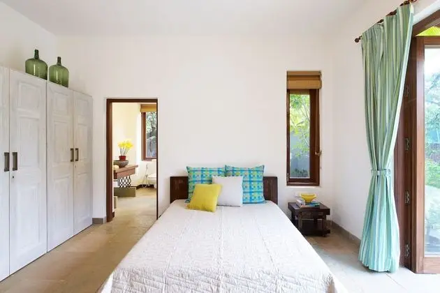 Ev (The Mango House)