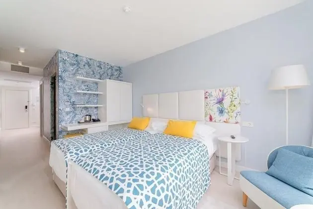 Two Family Rooms with Connecting Door 62m² Courtyard/Park View with Balconies