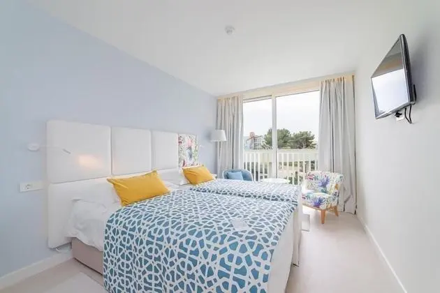 Two Family Rooms with Connecting Door 62m² Courtyard/Park View with Balconies