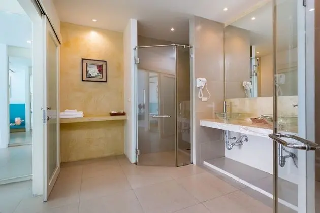 Partial Deluxe Sea View Pool Suite