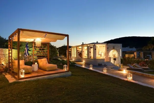 Villa, 6 Yatak Odası, Kişiye Özel Havuzlu, Denize Sıfır (Agia Thalassa)