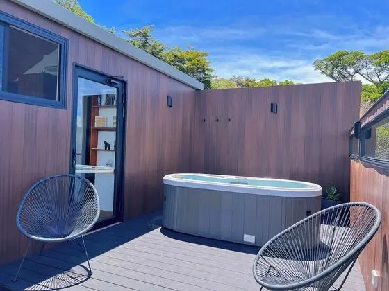 Glass Cabin with Hot Tub and Panoramic Views